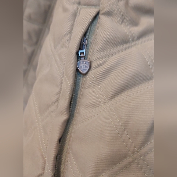 Ariat equestrian quilted vest - Picture 4 of 16